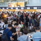 Samedi, l'aéroport de Zurich a connu une forte affluence de passagers, mais des temps d'attente plus longs ont pu être évités pour le moment, selon une porte-parole de l'aéroport.